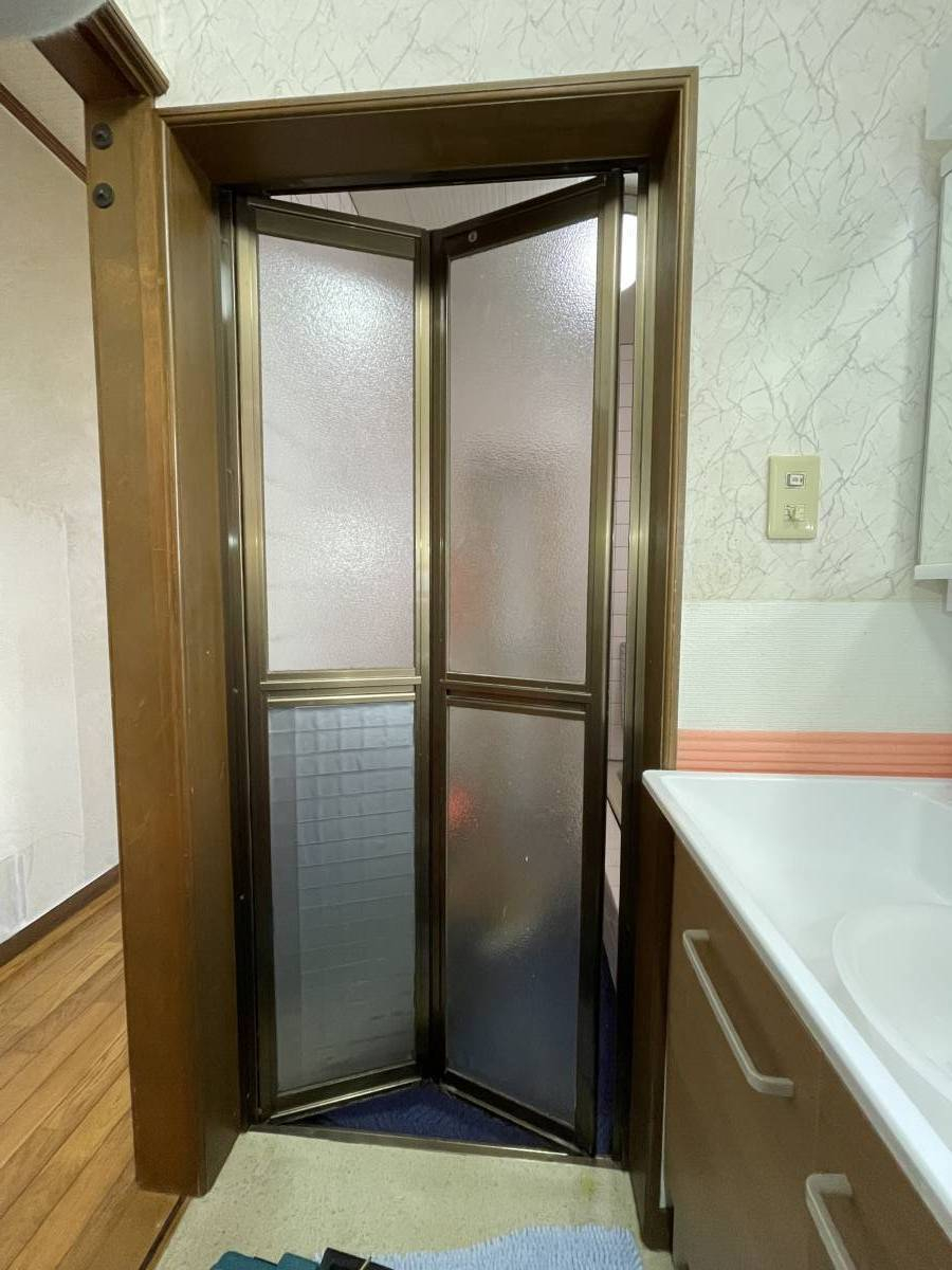 タンノサッシの古くなった浴室のドアを取り替えました！「リフォーム浴室中折れドア」の取付け施工（いわき市）の施工前の写真2