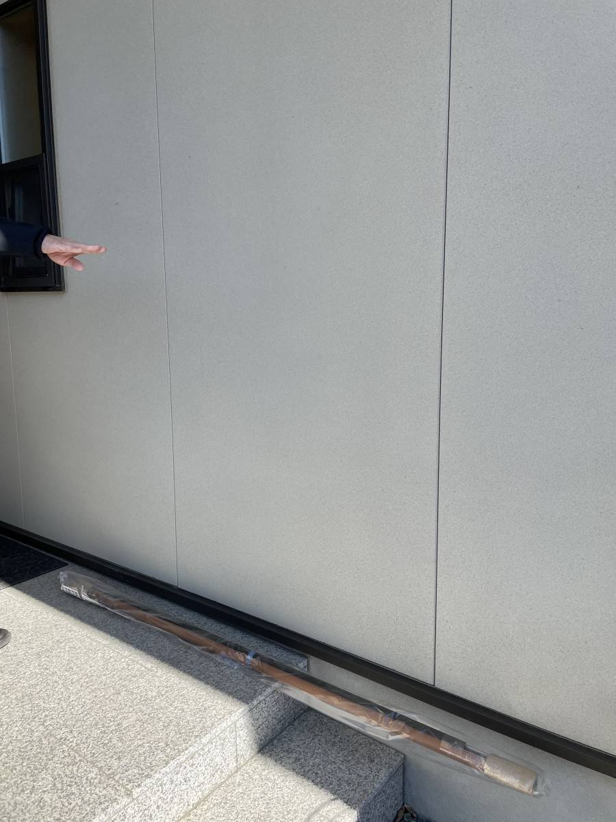 タンノサッシの玄関脇に手すりの取付け「グリップライン」（いわき市）の施工前の写真1
