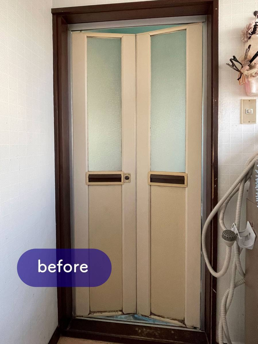 タンノサッシの「リフォーム浴室中折ドア」で半日で浴室ドアの取り替えリフォーム（いわき市）の施工前の写真2