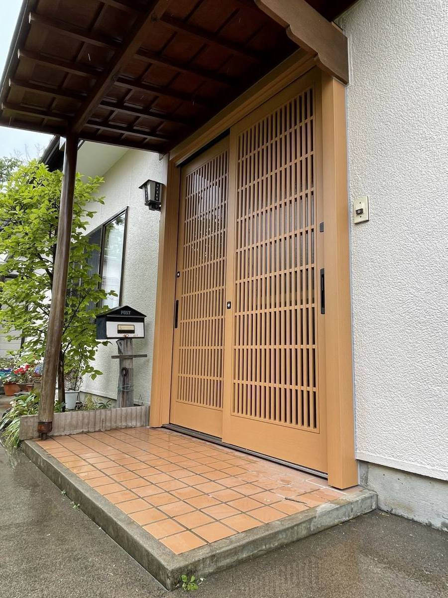 タンノサッシの古くなった引戸玄関を1日で取替えリフォーム！（いわき市）の施工後の写真2