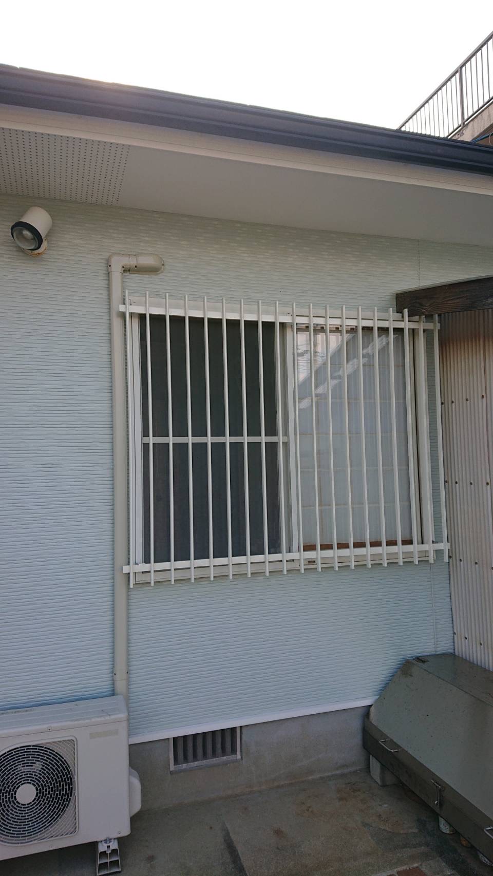 唐津トーヨー住器の台風対策で面格子とシャッターをの施工事例詳細写真1