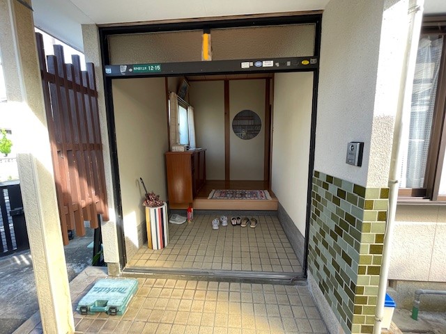 唐津トーヨー住器の引戸から両袖玄関ドアへの交換の施工事例詳細写真2