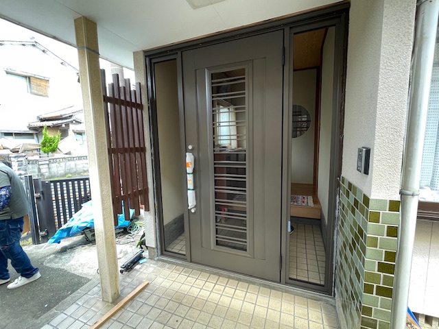 唐津トーヨー住器の引戸から両袖玄関ドアへの交換の施工事例詳細写真3