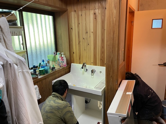 唐津トーヨー住器の唐津くんち前に洗面化粧台を交換したいの施工事例詳細写真2