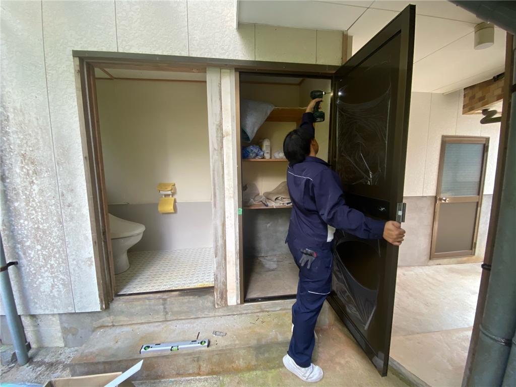 唐津トーヨー住器の唐津市ドア交換リフォーム　木製ドアからアルミ製のドアへの施工事例詳細写真1