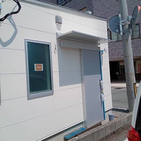 唐津トーヨー住器の玄関に雨除けを施工事例写真1