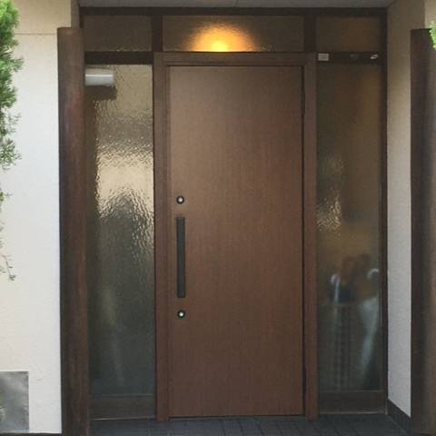 唐津トーヨー住器の木製玄関扉のフロアヒンジが壊れて・・・の施工後の写真1