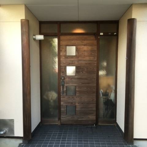 唐津トーヨー住器の木製玄関扉のフロアヒンジが壊れて・・・の施工前の写真1