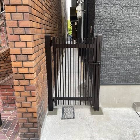 唐津トーヨー住器の家と家の間に門扉をつけたいの施工後の写真1