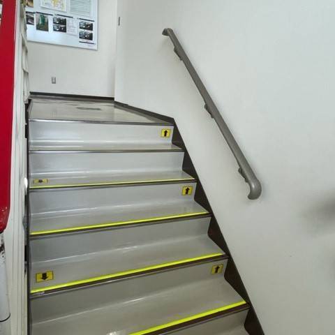 唐津トーヨー住器の階段の昇り降りを手すりサポートの施工後の写真1