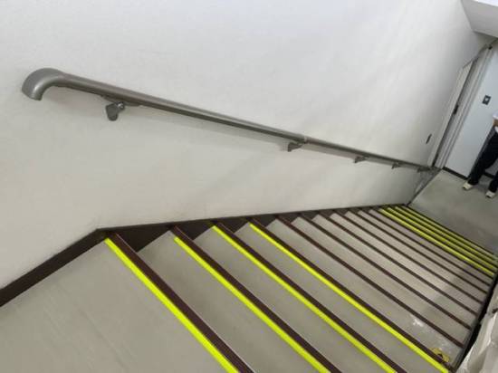 唐津トーヨー住器の階段の昇り降りを手すりサポート施工事例写真1