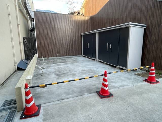 唐津トーヨー住器の駐輪場スペースに物置を設置の施工後の写真1