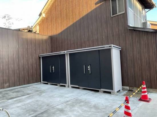 唐津トーヨー住器の駐輪場スペースに物置を設置施工事例写真1