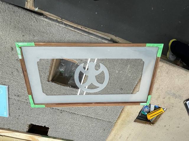 唐津トーヨー住器の家紋が入ったガラスの割れ替えに挑戦の施工後の写真1