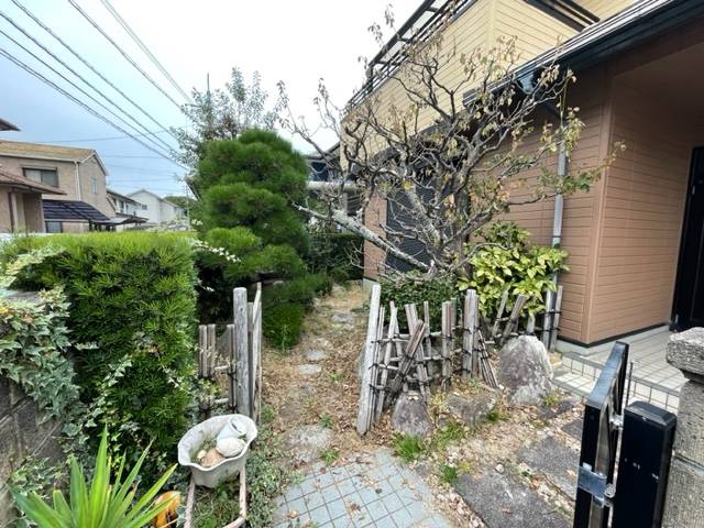 唐津トーヨー住器のボロボロになった竹垣を新しくの施工前の写真1