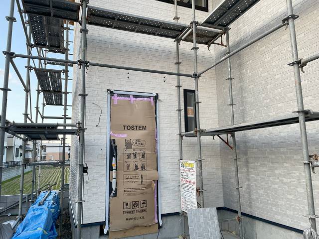 唐津トーヨー住器の 玄関の上の雨除けひさしの施工前の写真1