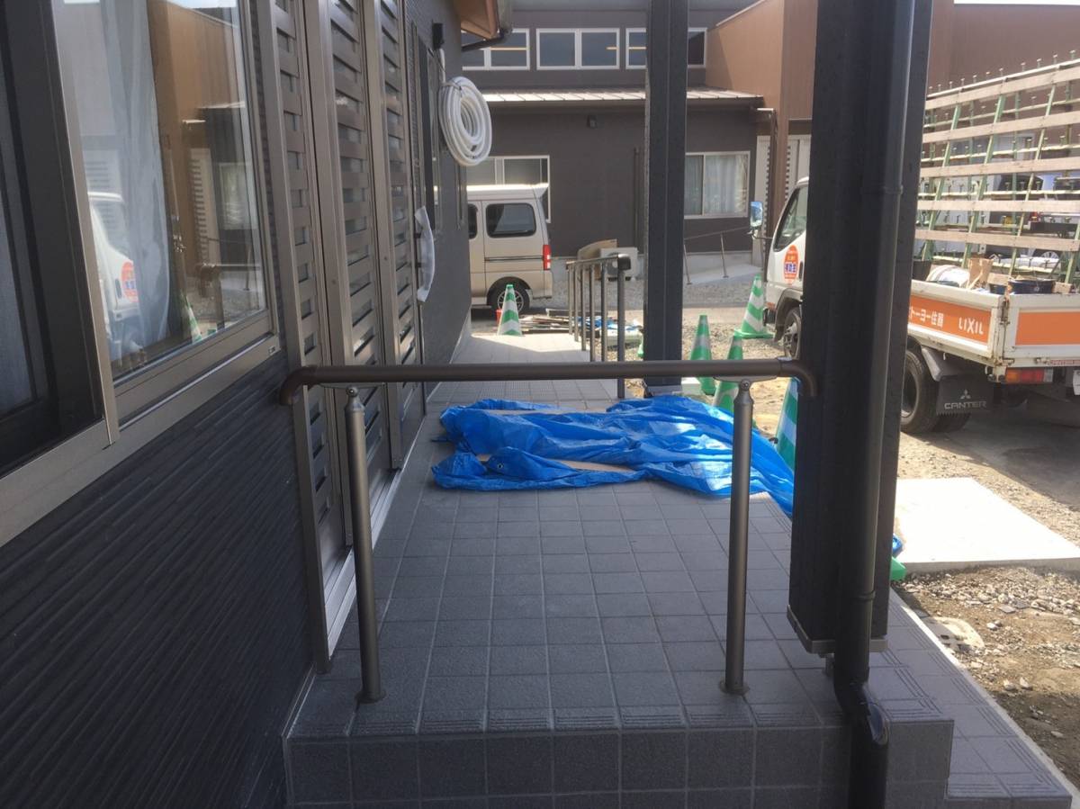 唐津トーヨー住器の玄関への導線に手すりを設置の施工後の写真1