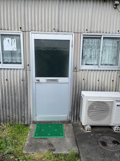 唐津トーヨー住器の防犯対策で、ガラスのないフラットなドアにの施工前の写真1