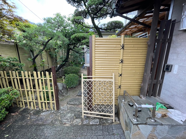 唐津トーヨー住器の木製竹垣塀を既製品への施工後の写真1