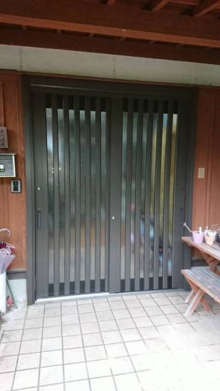 唐津トーヨー住器の玄関ドアをきれいに施工事例写真1