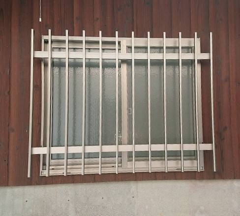 唐津トーヨー住器の飛来物でガラスが割れて・・施工事例写真1