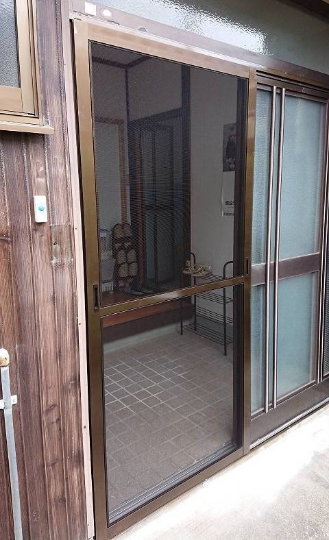 唐津トーヨー住器の～ 玄関に網戸が欲しい！でも、レールがない・・・ ～の施工後の写真1