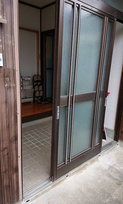 唐津トーヨー住器の～ 玄関に網戸が欲しい！でも、レールがない・・・ ～の施工前の写真1