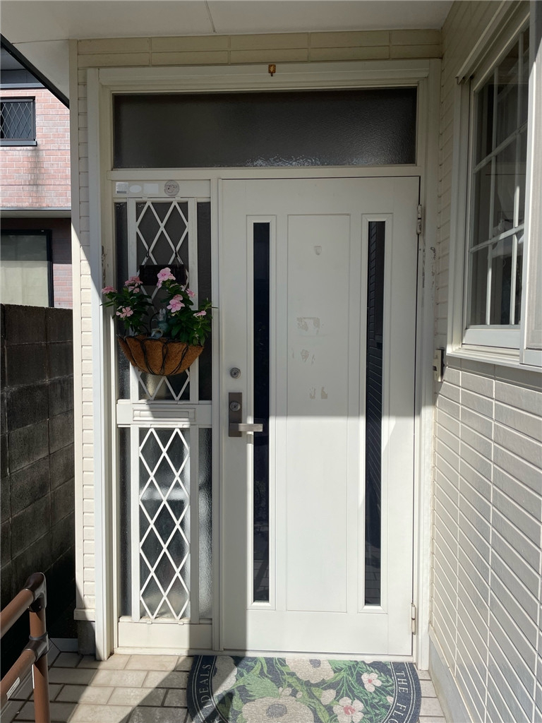 唐津トーヨー住器の唐津市　玄関ドアリフォーム　A様邸の施工前の写真1