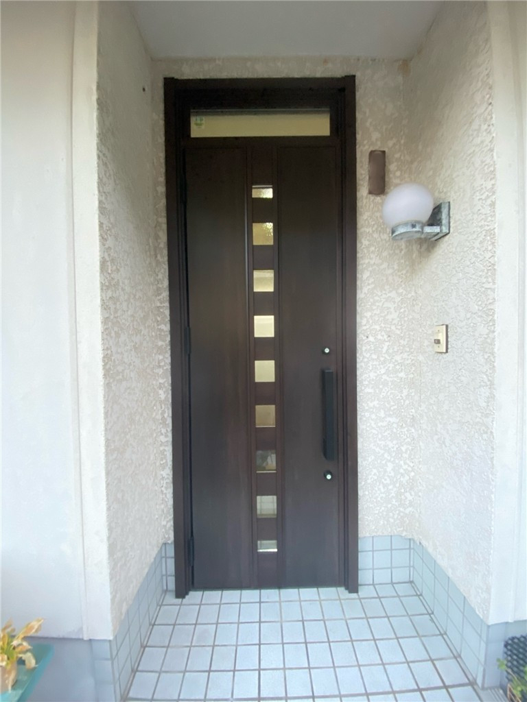 唐津トーヨー住器の玄関の印象ガラリと！唐津市　玄関ドアリフォーム　A様邸の施工後の写真1