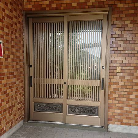 唐津トーヨー住器の・念願のランマがない玄関引戸にの施工後の写真1