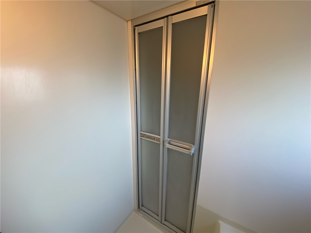 唐津トーヨー住器の唐津市　窓・サッシリフォーム　水まわりリフォーム　浴室２枚折戸の交換リフォームの施工前の写真1