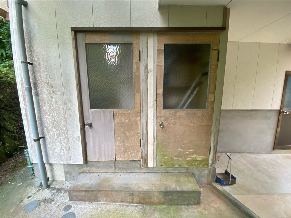 唐津トーヨー住器の唐津市ドア交換リフォーム　木製ドアからアルミ製のドアへの施工前の写真1