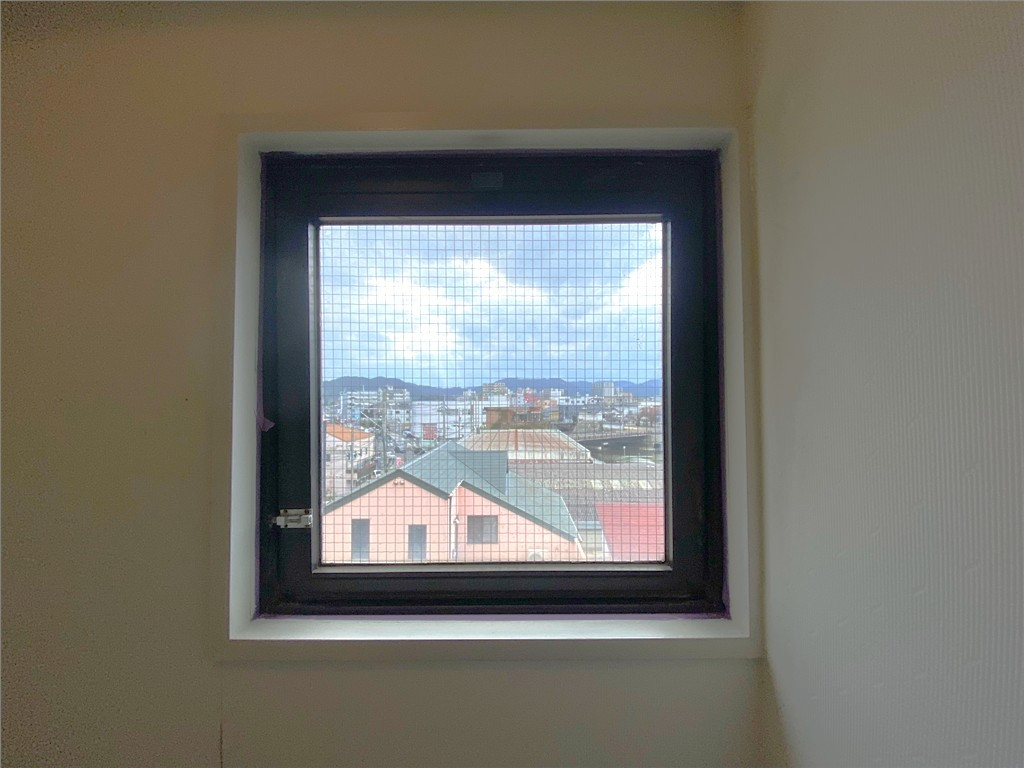 唐津トーヨー住器の唐津市　窓・サッシリフォーム　A様邸　カバー工法リフォームの施工前の写真1