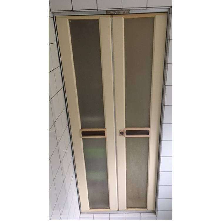 唐津トーヨー住器の・壊れやすい折れ戸サッシの施工前の写真1