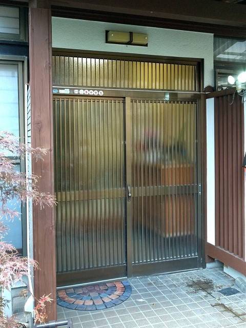 唐津トーヨー住器の壊れた玄関ドアを新しくの施工前の写真1
