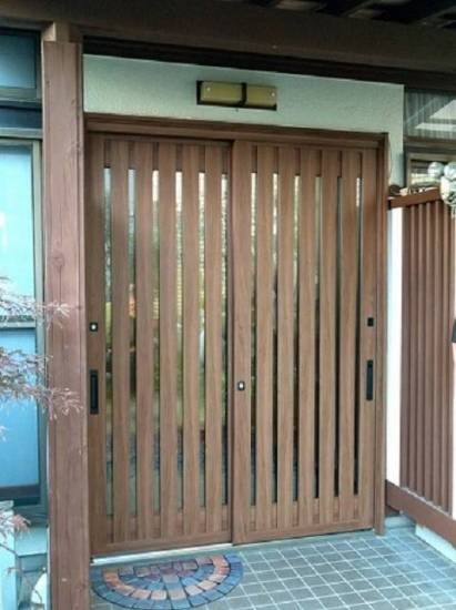 唐津トーヨー住器の壊れた玄関ドアを新しく施工事例写真1