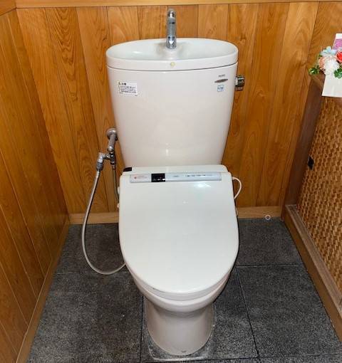 唐津トーヨー住器のウォシュレットが壊れて長年愛用のトイレをついに交換！の施工前の写真1
