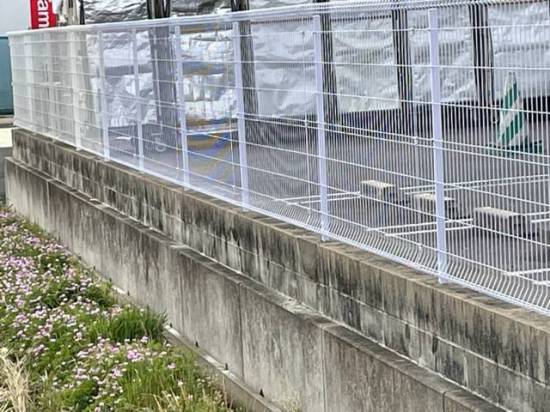 唐津トーヨー住器の車がフェンスにぶつかって施工事例写真1