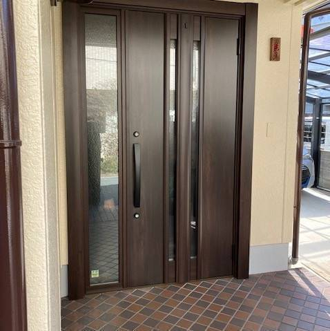 ヤマグチトーヨー豊中のLIXIL玄関ドア　リシェントの施工後の写真1
