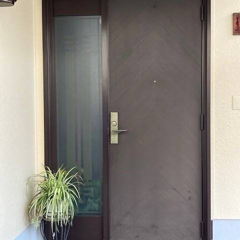 ヤマグチトーヨー豊中のLIXIL玄関ドア　リシェントの施工前の写真1