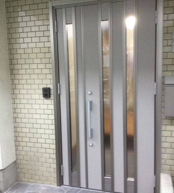 ヤマグチトーヨー豊中のLIXIL玄関ドア『リシェント』でグレードアップの施工後の写真1