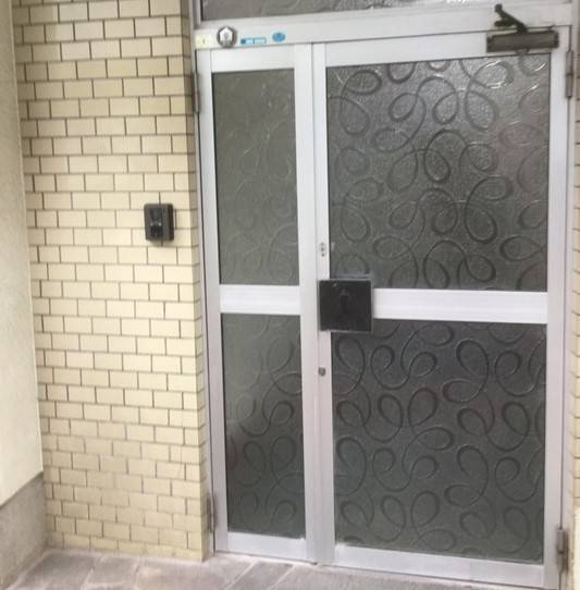 ヤマグチトーヨー豊中のLIXIL玄関ドア『リシェント』でグレードアップの施工前の写真1