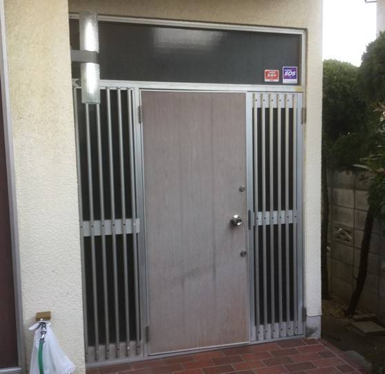 ヤマグチトーヨー豊中のLIXIL 断熱玄関ドア『リシェント』の施工前の写真1