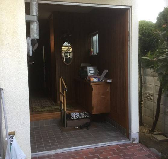 ヤマグチトーヨー豊中のLIXIL 断熱玄関ドア『リシェント』の施工前の写真2