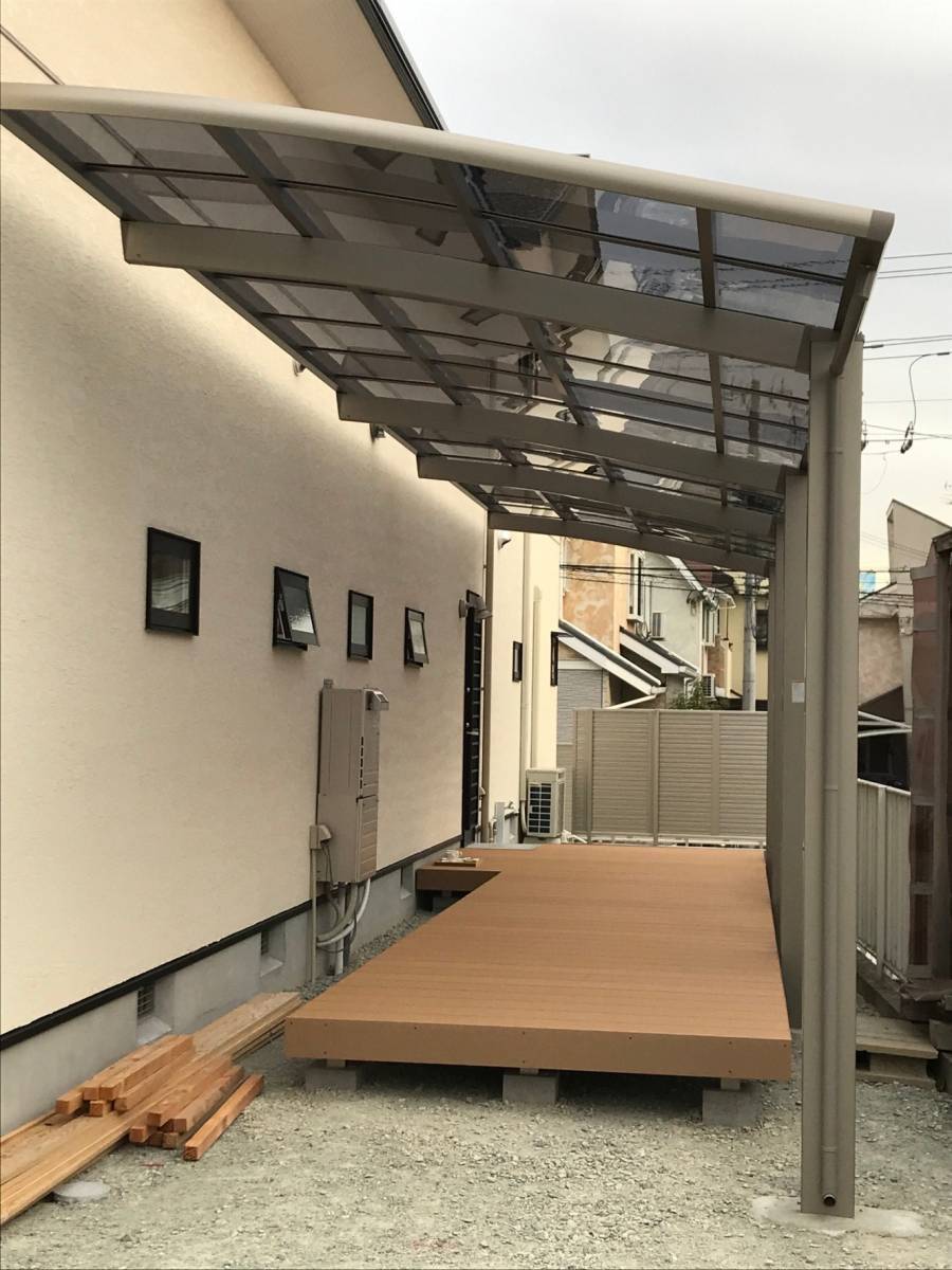 ヤマグチトーヨー豊中のLIXIL デッキ『レストステージ』　テラス屋根『ネスカR』 連棟の工事完了の施工後の写真1