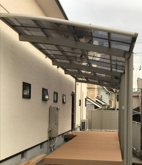 ヤマグチトーヨー豊中のLIXIL デッキ『レストステージ』　テラス屋根『ネスカR』 連棟の工事完了施工事例写真1