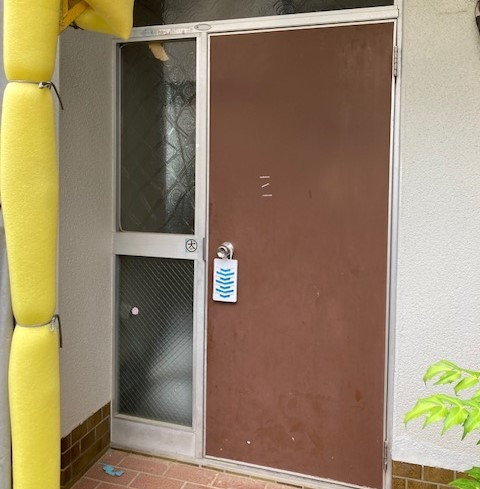 ヤマグチトーヨー豊中のはつり工法で玄関ドアを設置いただきました！の施工前の写真1