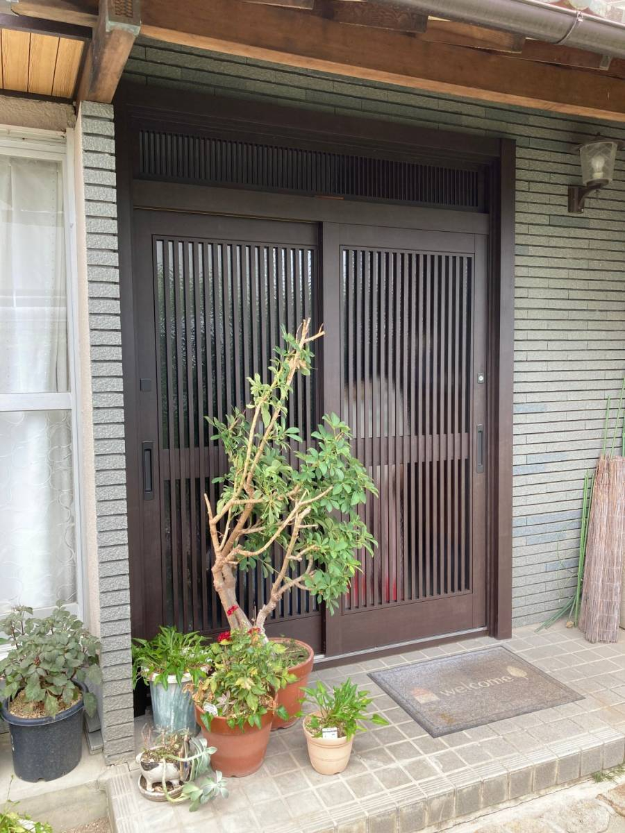 ヤマグチトーヨー豊中の1dayリフォーム　玄関引き戸『リシェント』の施工後の写真2