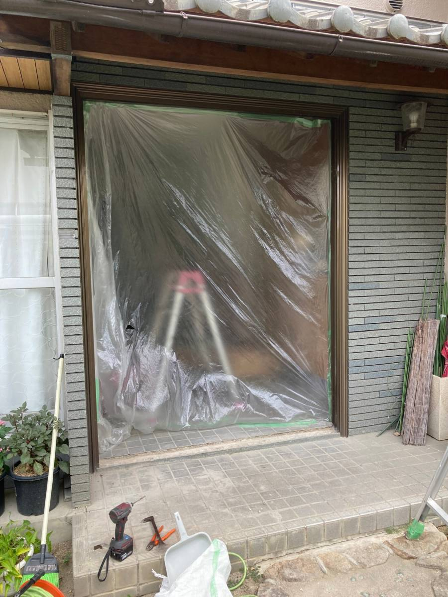 ヤマグチトーヨー豊中の1dayリフォーム　玄関引き戸『リシェント』の施工前の写真2