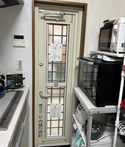 ヤマグチトーヨー豊中のLIXILリシェント勝手口ドアの施工後の写真2